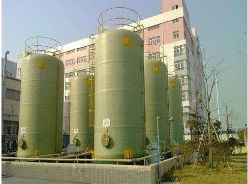 立式玻璃鋼儲罐安裝施工現(xiàn)場