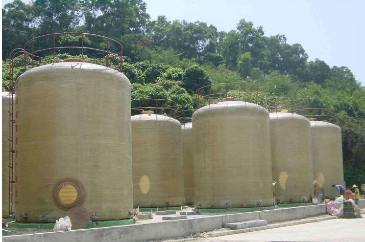 玻璃鋼儲(chǔ)罐施工現(xiàn)場(chǎng)圖